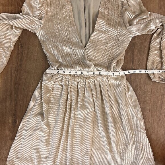 Alice + Olivia Beige Rania Wrap Style Mid-Length Pleated Cocktail Dress Sz 2 - Picture 8 of 15